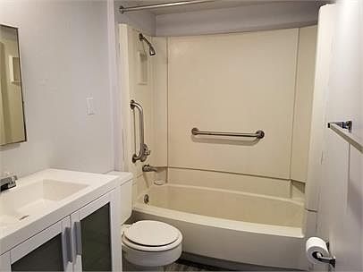 5th image of 318 E Main St APT 205