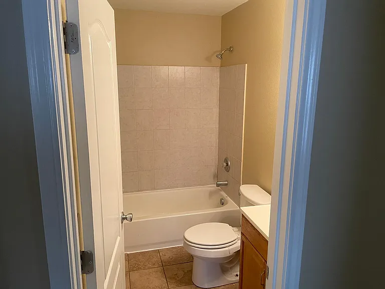 512 Lakeside Dr — Photo 11