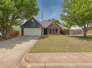 19 N Rockypoint Dr, Edmond, OK 73003