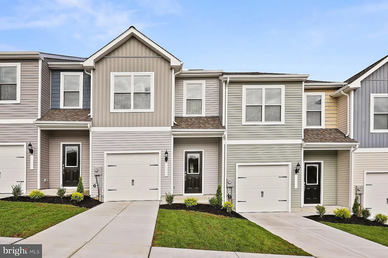 3 bed, 2.5 bath, 1443 sqft, $1,875 — Photo 1