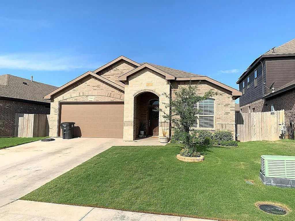 4 bed, 1960 sqft, $2,599 — Photo 1