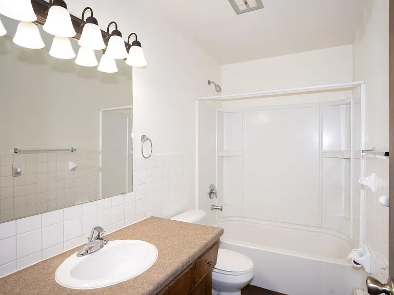 Fargo, ND Country Club Apartments | 21B | Bathroom