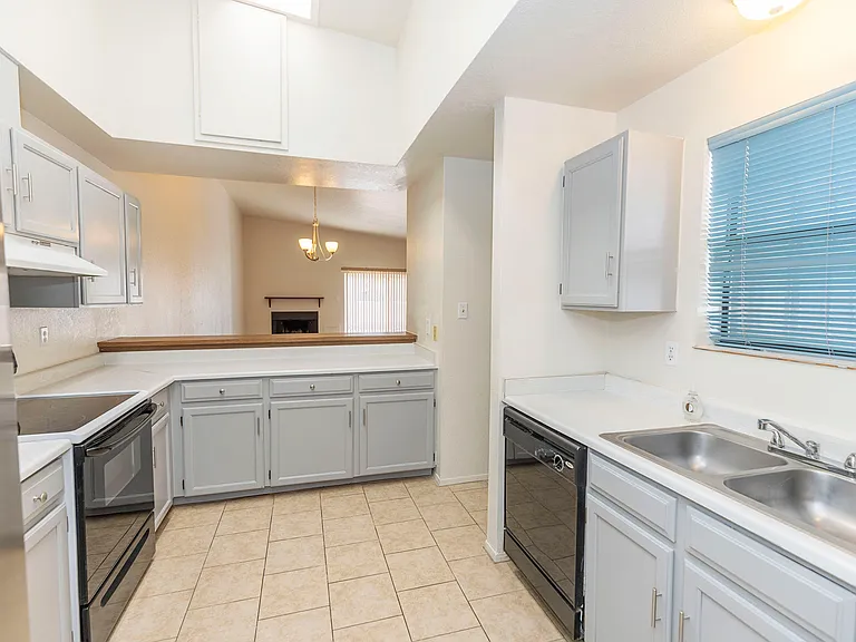 3030 Hillrise Dr — Photo 4