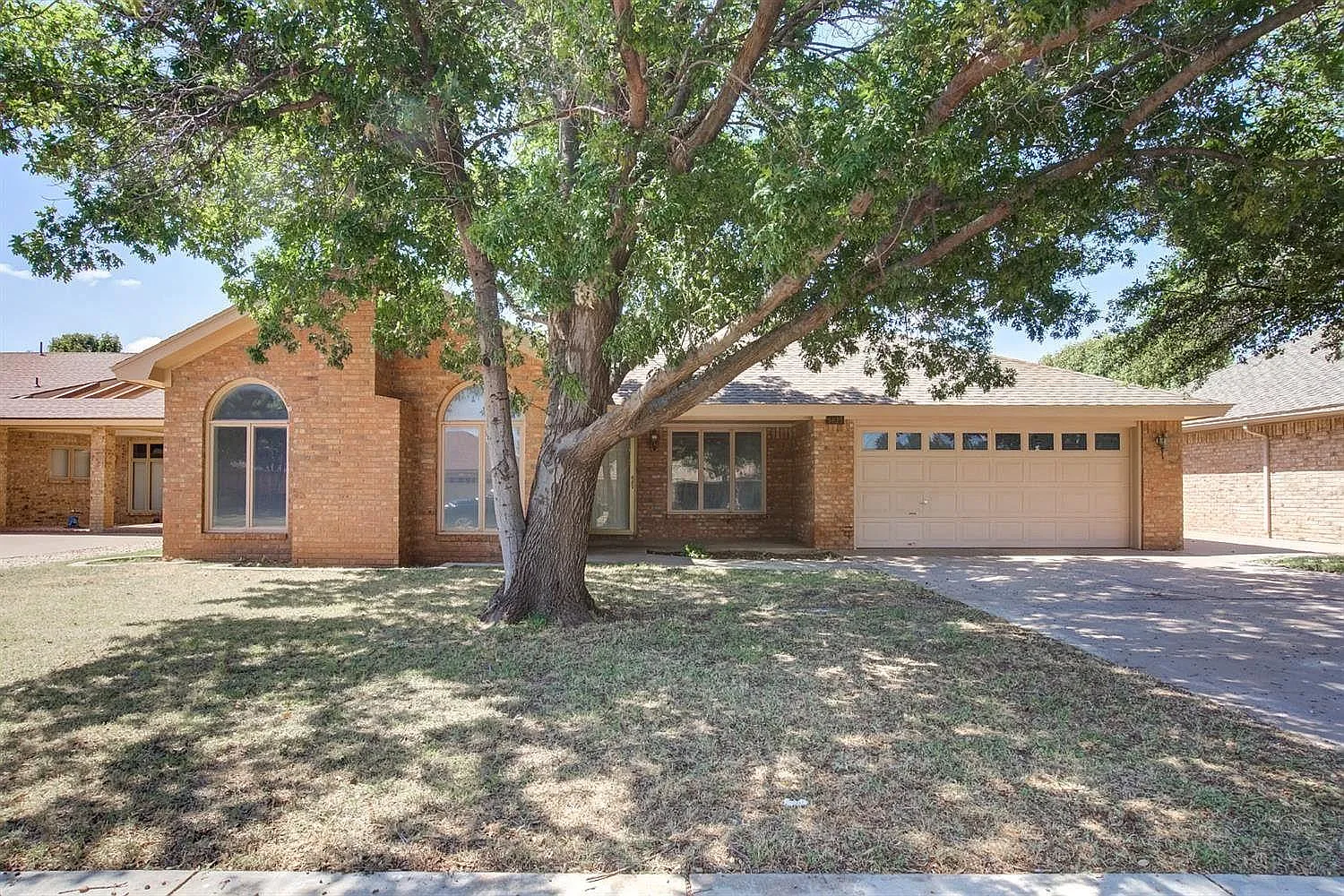 3 bed, 2160 sqft, $1,999 — Photo 1