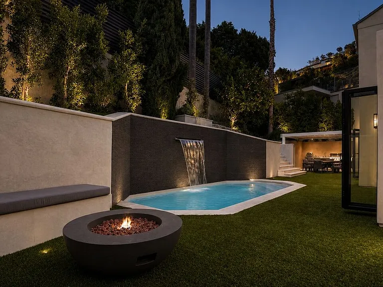8721 Sunset Plaza Ter — Photo 21