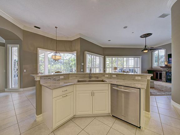3rd image of 612 Deerhurst Dr