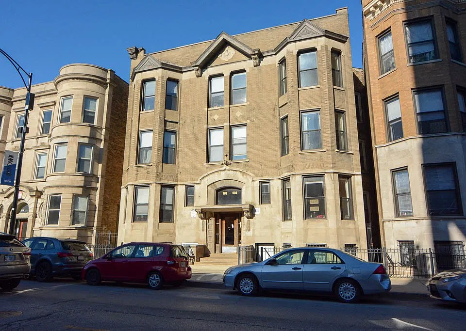 906 W Montrose Ave #4