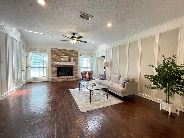 1715 Country Squire Dr — Photo 23