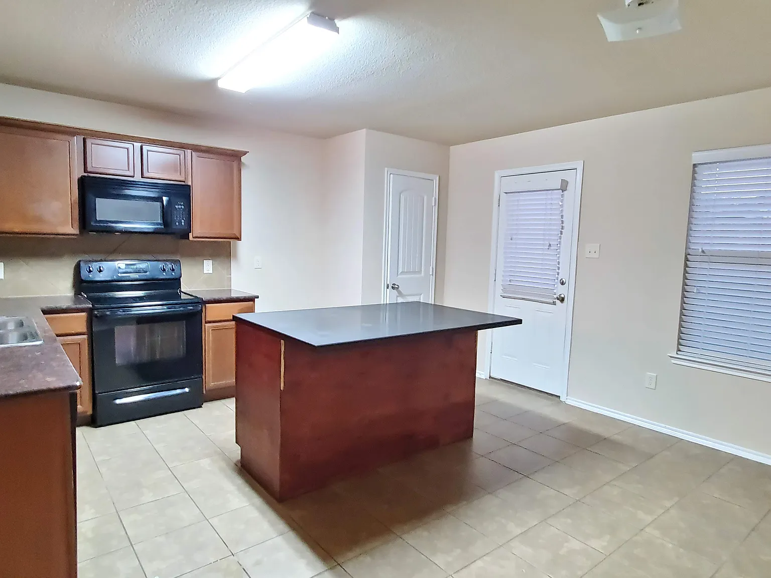 4 bed, 1645 sqft, $1,950 — Photo 4