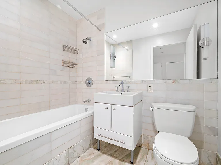 635 W 42nd St #22H — Photo 3