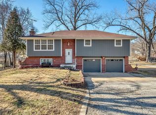 702 Lakewood Rd, Bonner Springs, KS 66012