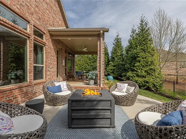 1235 E Adelaide Ln — Photo 22