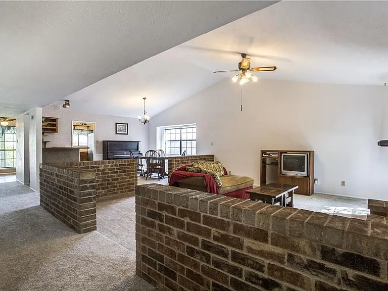 7612 Jerome Dr — Photo 2