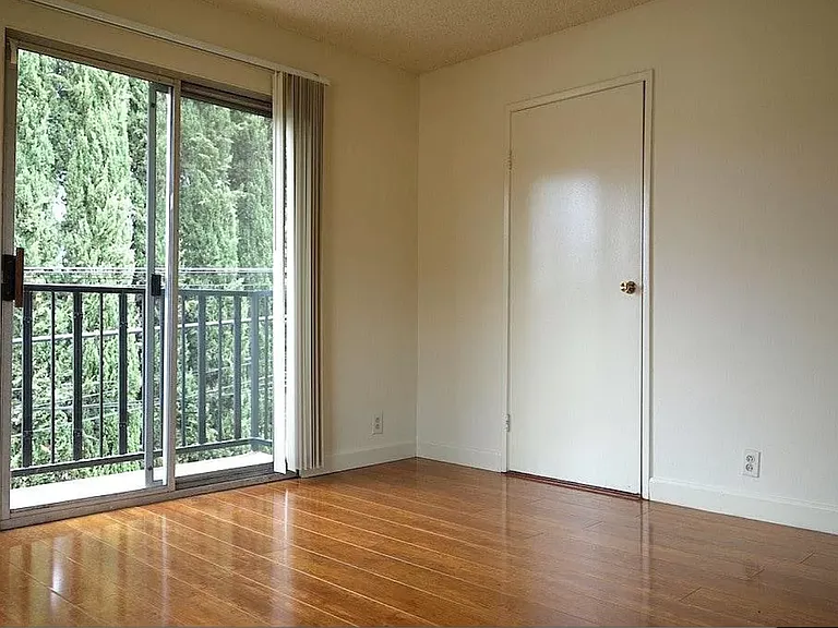 4521 Prospect Ave #3 — Photo 4