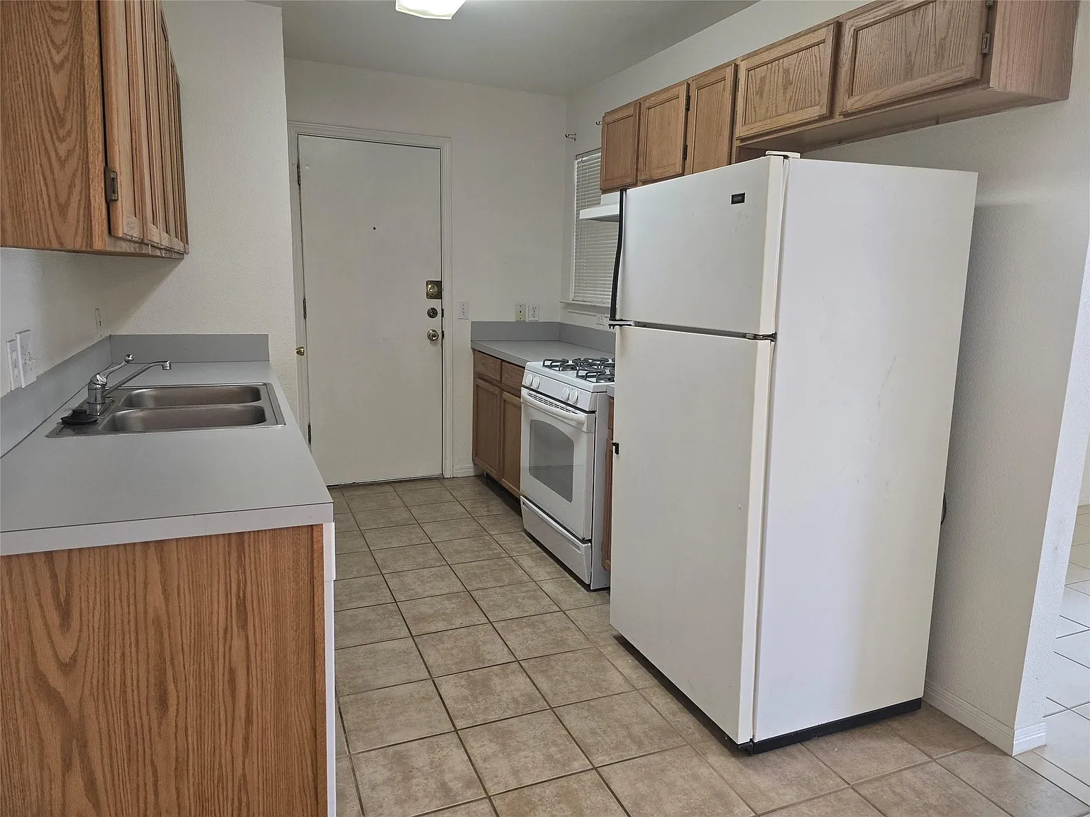 2 bed, 2.0 bath, 812 sqft, $1,425 — Photo 2