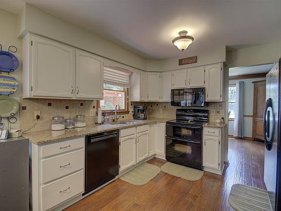 5th image of 1495 Arlington Dr