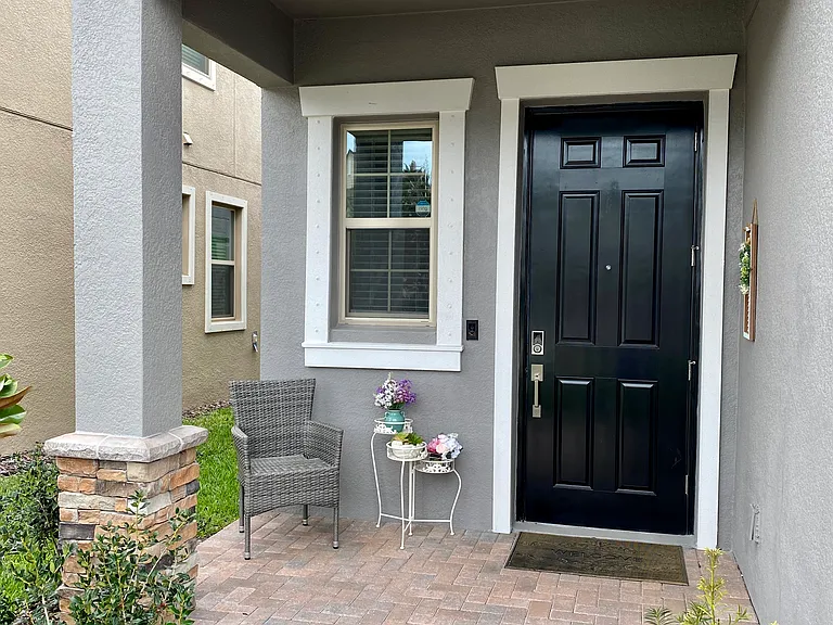 Entryway porch