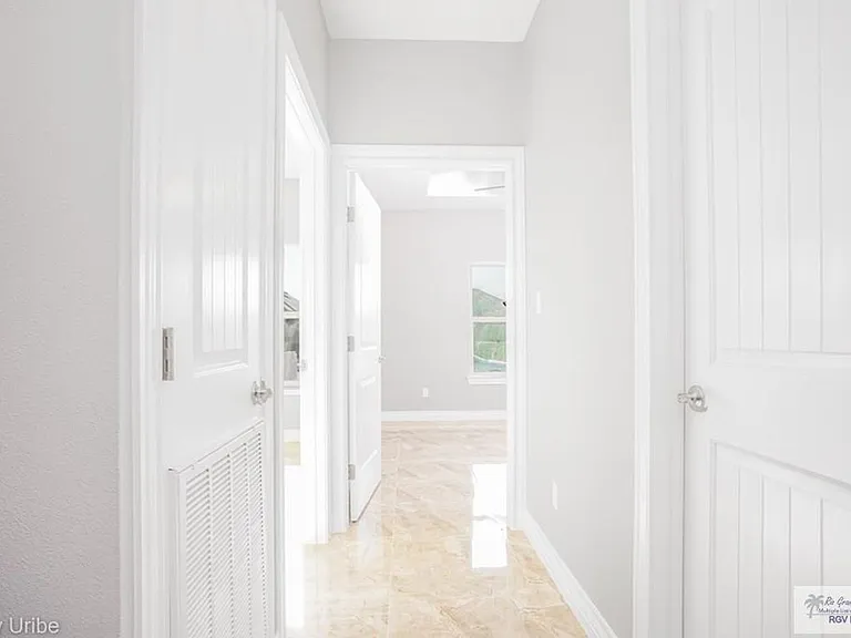 1434 W White Oak Dr — Photo 3