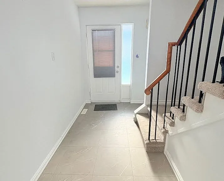 607 Gibney Cres — Photo 4