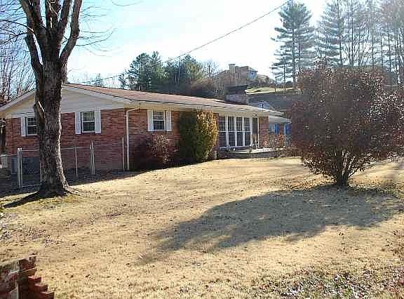 2nd image of 110 Hollywood Dr