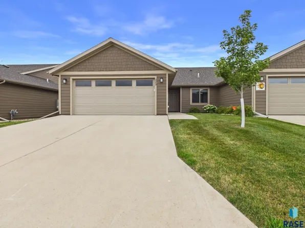 223 Brookside Pl, Harrisburg, SD 57032