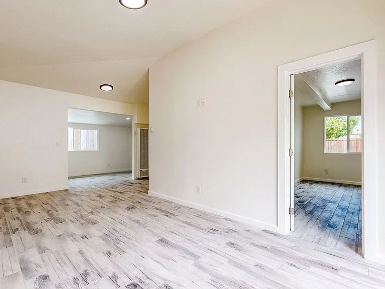 2113 Dennis Ln — Photo 26