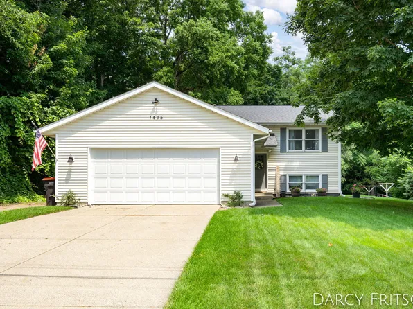 1415 Rosewood St, Jenison, MI 49428