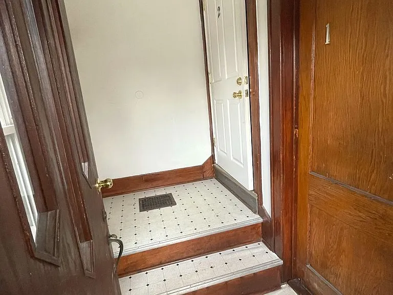 734 N River St — Photo 2