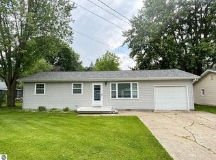 214 7th St, Breckenridge, MI 48615