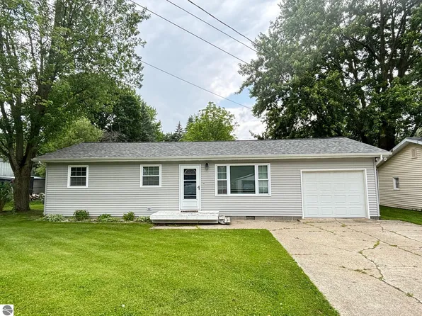 214 7th St, Breckenridge, MI 48615