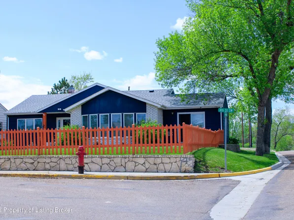 101 4th St SW, Watford City, ND 58854
