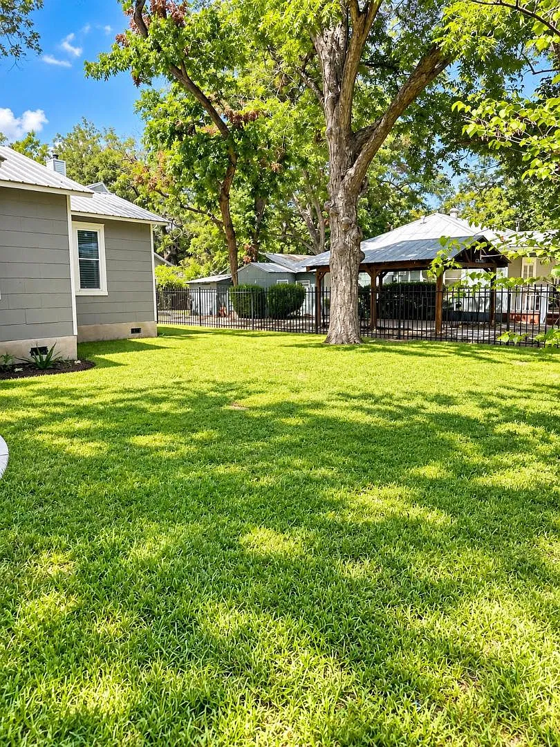 806 Austin St — Photo 2