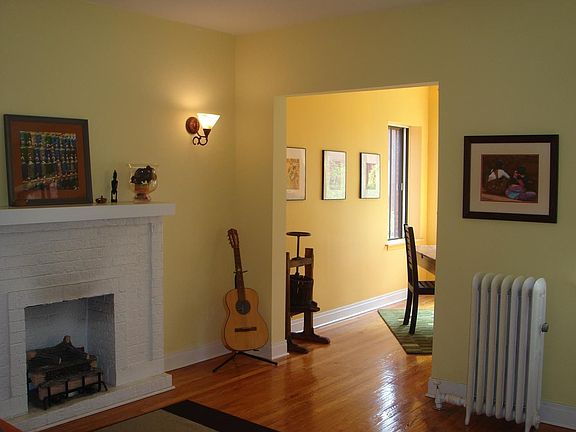 3rd image of 901 W Windsor Ave