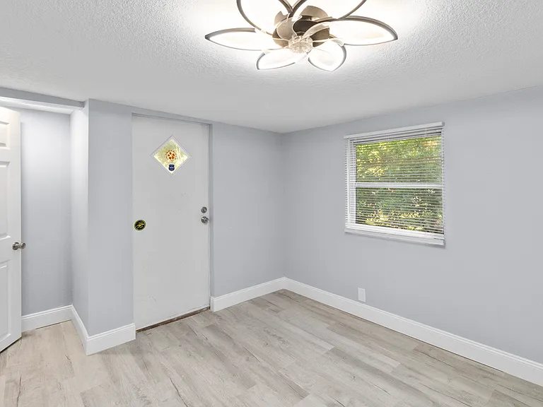 285 Aristides St — Photo 18