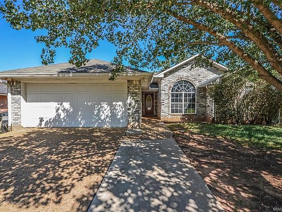 2nd image of 2619 Palmetto Dr