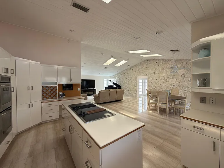 7331 NE Bay Cove Ct — Photo 8