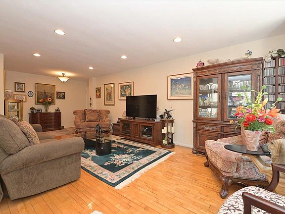 5th image of 185 S Middle Neck Rd APT 1M