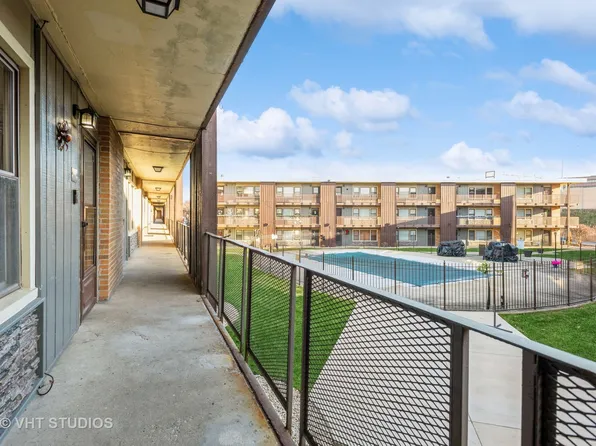 9622 W Higgins Rd APT 2D, Rosemont, IL 60018