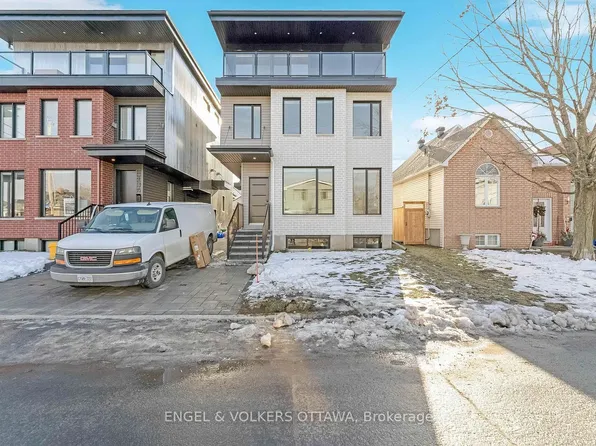 130 Carillon St #A, Ottawa, ON K1L 5Y3