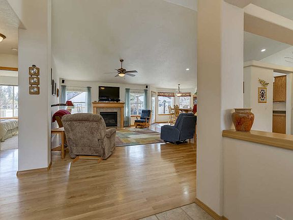 5th image of 1458 W Benjamin Ave