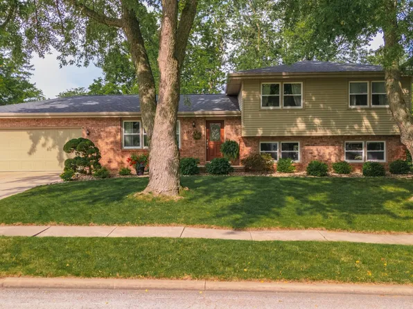 1103 Andover St, Bloomington, IL 61704