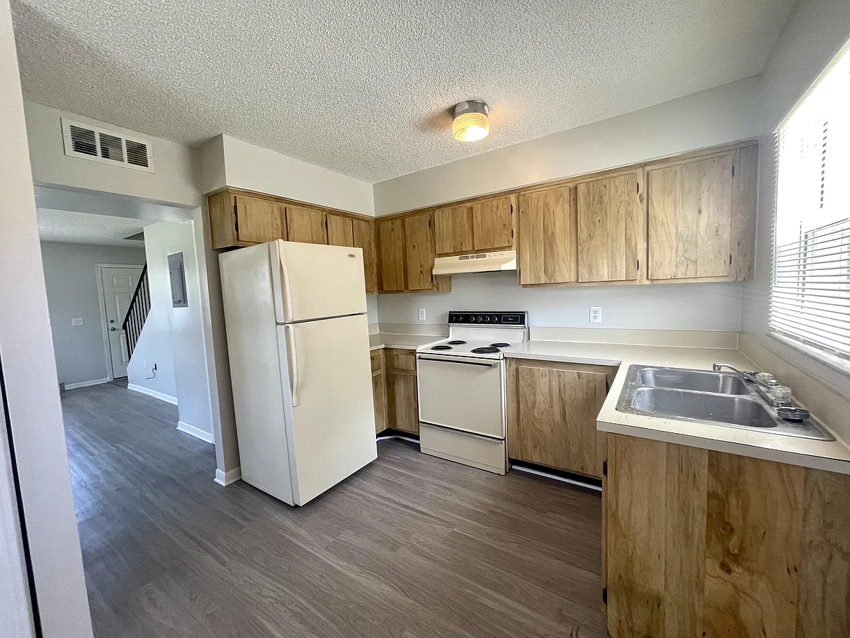 Building Photo - 664 SW 35th St #6