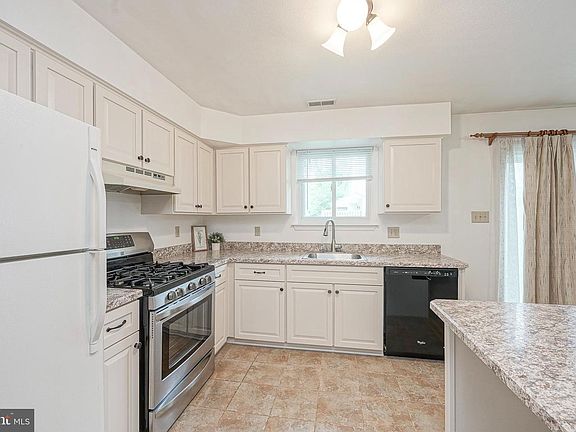 3rd image of 203 Balin Ct