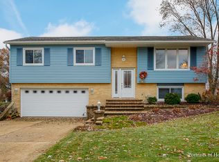 1152 Kent Ct, Wheaton, IL 60189