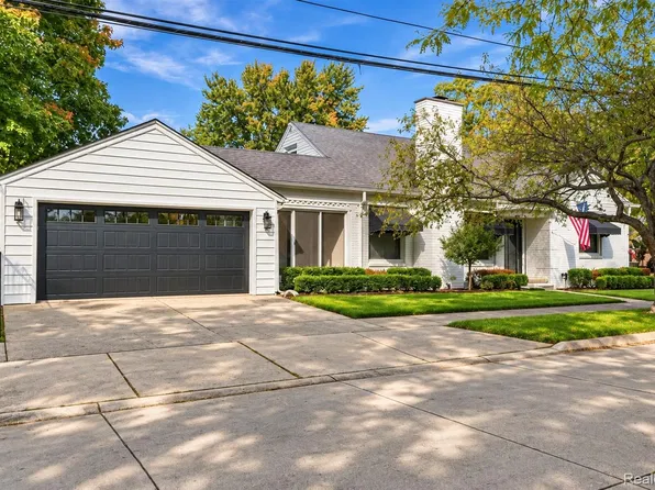 1843 Manchester Blvd, Grosse Pointe Woods, MI 48236