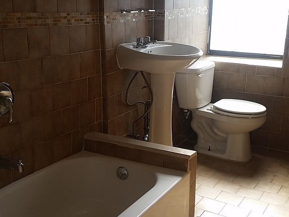 4th image of 4053 Carpenter Ave APT 5C