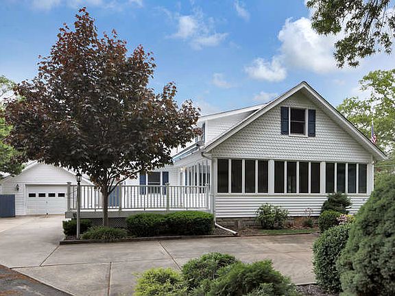 3rd image of 220 Swan Blvd