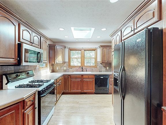 5th image of 1055 Longwood Dr