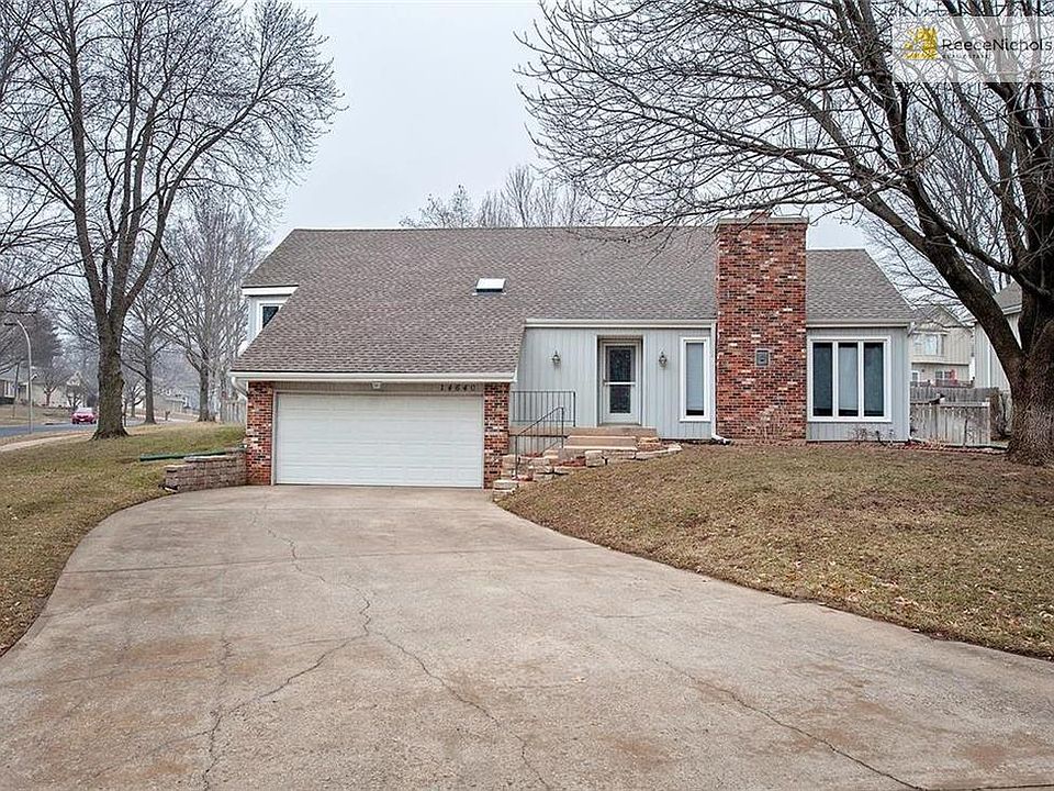 Low maintenance vinyl siding & Brick.