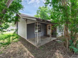 303 S 8th St, Stockdale, TX 78160